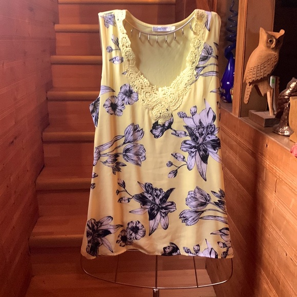 Pretty Sleeveless Yellow Blouse Ricki’s - Picture 1 of 4